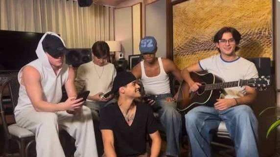 SANTOS VOCAIS! Santos Bravos arrasa em versão acústica de “Sálvame”, do RBD